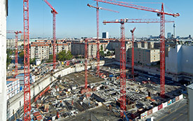 Eine ganze Armada an roten Kranen ist auf der XXL-Baustelle im Herzen Berlins vertreten, wo bis Ende 2013 eine neue Shoppingmeile entsteht.